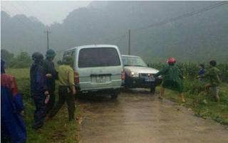 Lâm tặc liều lĩnh tấn công kiểm lâm, cướp gỗ tang vật