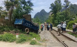 Ô tô đâm tàu hỏa, 2 người nguy kịch