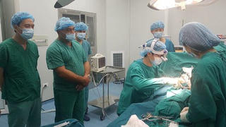 Cắt khối u buồng trứng nặng 4kg cho người phụ nữ nghèo