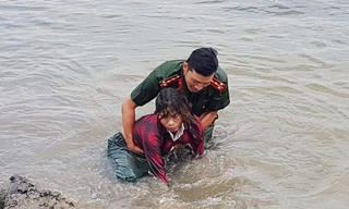 Đại úy công an lao mình xuống sông sâu cứu người  ​