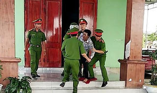 Khởi tố gã cuồng ghen đánh vợ bị thương rồi nhốt 3 con đòi thiêu sống