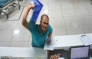 Người đàn ông say rượu lao vào đánh điều dưỡng, đập phá bệnh viện