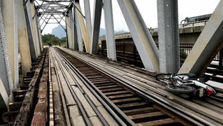 Một người rơi xuống cầu đường sắt tử vong