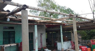 Hàng trăm nhà dân bị tốc mái, lo ngập lũ trở lại ở Quảng Bình