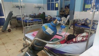 Ba học sinh tiểu học phải cấp cứu do thổi keo bong bóng