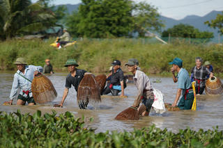 Người dân lội bùn, hò reo bắt cá tại Lễ hội 'xở chơm' Tết Đoan Ngọ ở Quảng Bình