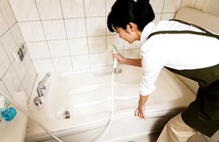 Vợ chồng "gây chiến" vì vắng osin