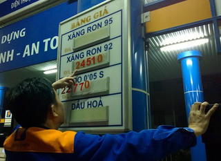 Xăng "âm thầm" tăng giá trong đêm