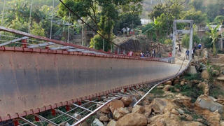 Điều 2 trực thăng đưa bác sĩ cứu nạn nhân vụ sập cầu treo