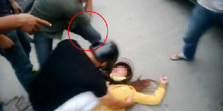 Chồng bị đánh hội đồng vì đá vợ ngất xỉu giữa đường