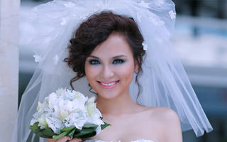 HH Diễm Hương từng bị "đại gia" đòi quà