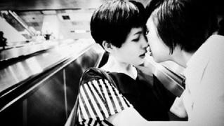 Con gái “khóa môi” bạn cùng giới, mẹ ngất xỉu