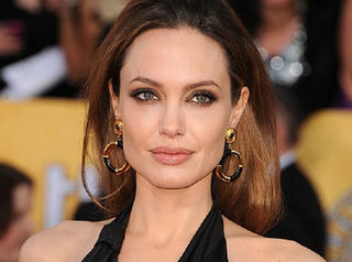 Angelina Jolie tiếp tục phẫu thuật ngực trị ung thư