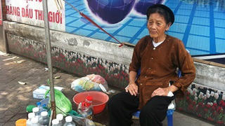 Gái phố cổ Hà Thành 30 năm bán ve chai trên đất Cảng