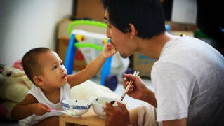 Xúc động với bộ ảnh “gà trống nuôi con” của ông bố 31 tuổi