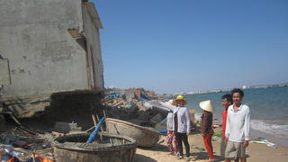 Biển "xâm thực", dân nơm nớp lo mất nhà 