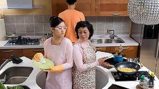Sốc vì vợ bảo mẹ chồng ăn hại, nhà quê?