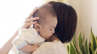 Bố mẹ tình cũ nằng nặc đòi cháu nội dù đã chối bỏ