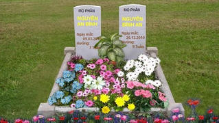 Mẹ tuổi teen khóc con bên “mộ ảo” 