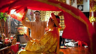“Đồng đua, đồng đú” đốt hàng trăm triệu vì cuồng tín
