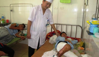 Mẹ đẩy con trai 11 tuổi vào đống lửa vì tội bỏ nhà đi chơi
