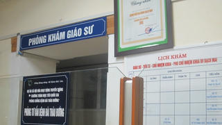 Giáo sư đông nghẹt “khách”,  bác sỹ… “ngáp ruồi”