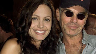 Bí mật về "chiếc lọ chứa máu" đeo trên cổ Angelina Jolie và chồng cũ