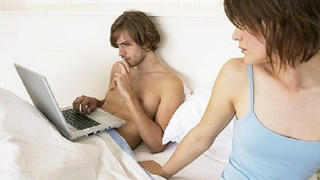 Bí mật những tấm hình nude ám ảnh trong máy tính của chồng