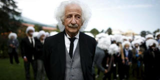 Hơn 300 ông “Einstein” xuất hiện tại Los Angeles