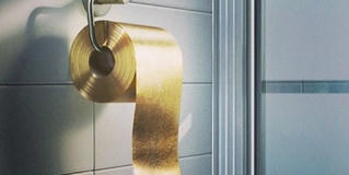 Ở khách sạn, đi vệ sinh cũng bị... tính tiền giấy