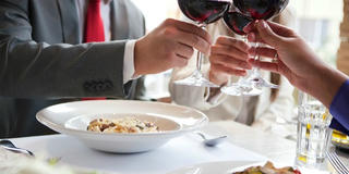 Ăn uống cũng lắm "luật lệ", cần lưu ý khi đi nước ngoài