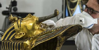 Bộ râu trên mặt nạ vàng Tutankhamun được đính bằng... keo dính