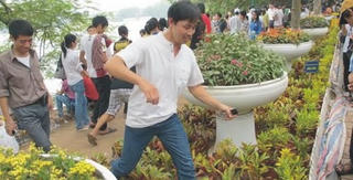 “Thú vui” phản cảm của người Hà Nội