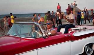 Vin Diesel khoe ảnh phim trường 'Fast & Furious 8' tại Cuba