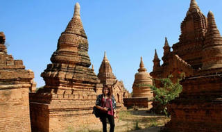 Cô gái 'ăn cả thế giới' khi đi du lịch