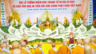 Chư Tôn đức Ni dâng hương tưởng niệm tại chùa Kim Liên và Đền Hai Bà Trưng