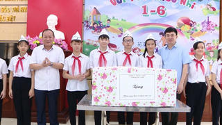 Lãnh đạo tỉnh Quảng Ninh thăm, tặng quà trẻ em có hoàn cảnh đặc biệt nhân ngày Quốc tế thiếu nhi 1/6