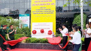 Gắn biển chào mừng Đại hội Đảng bộ tỉnh cho công trình Tòa nhà Viettel Quảng Ninh
