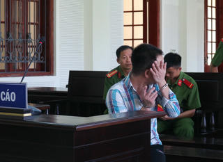 Đối tượng buôn “hàng trắng” bật khóc khi gặp con gái tại tòa