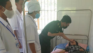 Giận chồng, mẹ rủ con gái ăn lá ngón tự vẫn