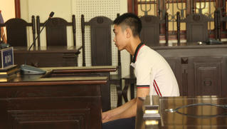 Bị đuổi đánh vì chối rượu, nam thanh niên rút dao đâm chết 2 người 