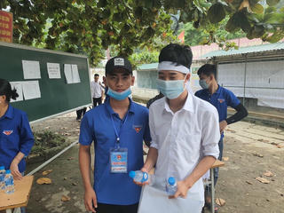 Nghệ An: Bố mất, nam thí sinh đội khăn tang dự thi tốt nghiệp