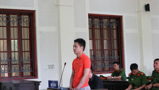 Vệ sĩ quán bar buôn ma túy cúi đầu xin lỗi bố mẹ