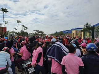 Nghệ An: Hàng trăm công nhân không được vào làm việc sau khi nghỉ về chạy lũ