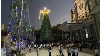 Cây thông Noel “Anti-Covid-19” làm từ hàng nghìn 'khẩu trang' ở xứ đạo Nghệ An