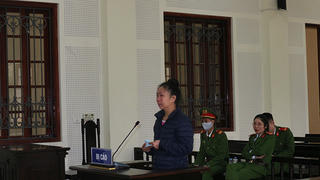 Người đàn bà xin cơm ăn, rồi trộm ma túy để bán 