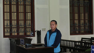 Người ngoại quốc thủ súng, dựng lán trong rừng sâu để bán ma túy