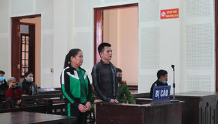 Người đàn bà giấu ma túy trên mái nhà để bán cho con nghiện