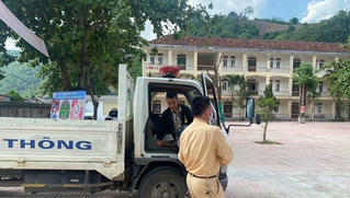 Hình ảnh xúc động trong kỳ thi tuyển sinh vào lớp 10 tại Nghệ An