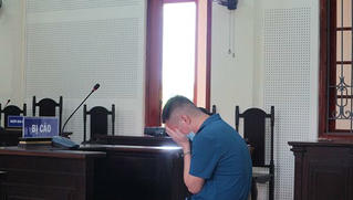 Lĩnh án tù vì đâm chết người do bênh bạn gái 